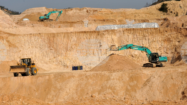 EU Races to Reduce Rare Earths Dependence on China amid Trade Clash