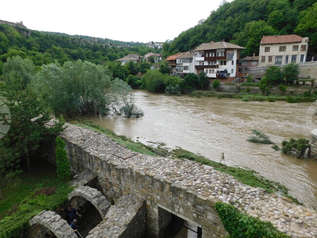 Река Янтра достигна своя пик във Велико Търново и затвори за посетители църквата „Св. 40 мъченици“
