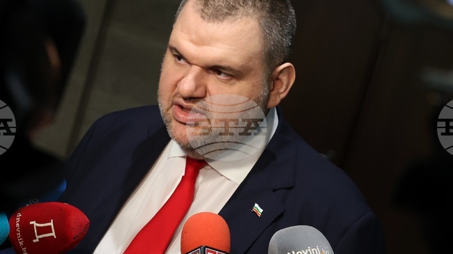 Лидерът на "ДПС-Ново начало" Делян Пеевски показа нови снимки във връзка с казуса с изборите в Пазарджик и обвини Бойко Рашков в лъжа