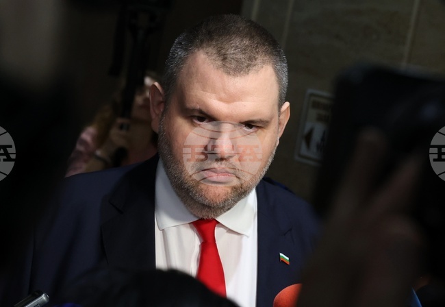 Моментът е преломен - готови сме да поемем отговорност за управлението на България, заяви Делян Пеевски след позиция на лидера на ГЕРБ