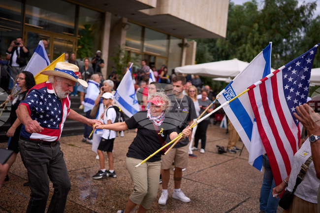 Празненства заляха улиците на Газа и Израел след обявяването на постигнатото споразумение