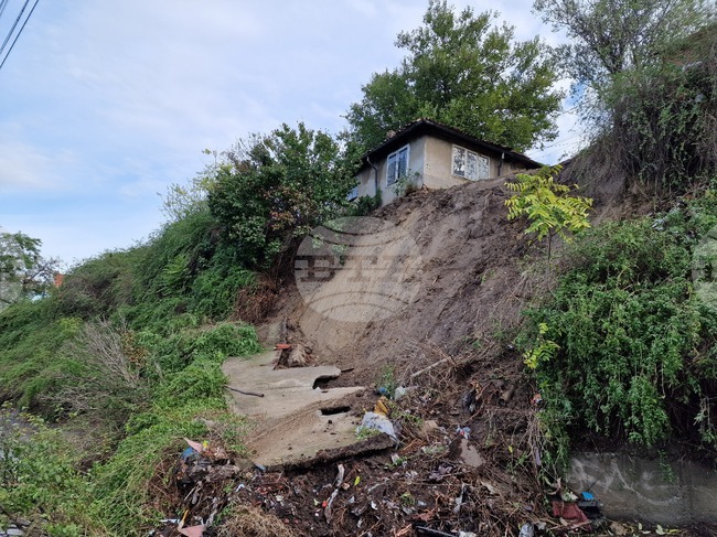 Специалисти ще направят оглед на къщите, които пропаднаха заради свлачище в Свищов
