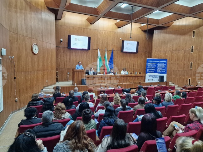 Кои са факторите, които определят необоснованото повишение на цените, попитаха граждани в Раднево на среща за еврото