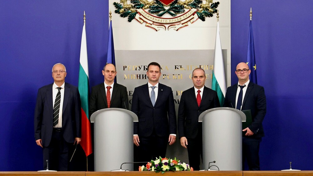 Министерство на транспорта и съобщенията: Започва изграждането на електрически зарядни станции в 35 жп гари в страната