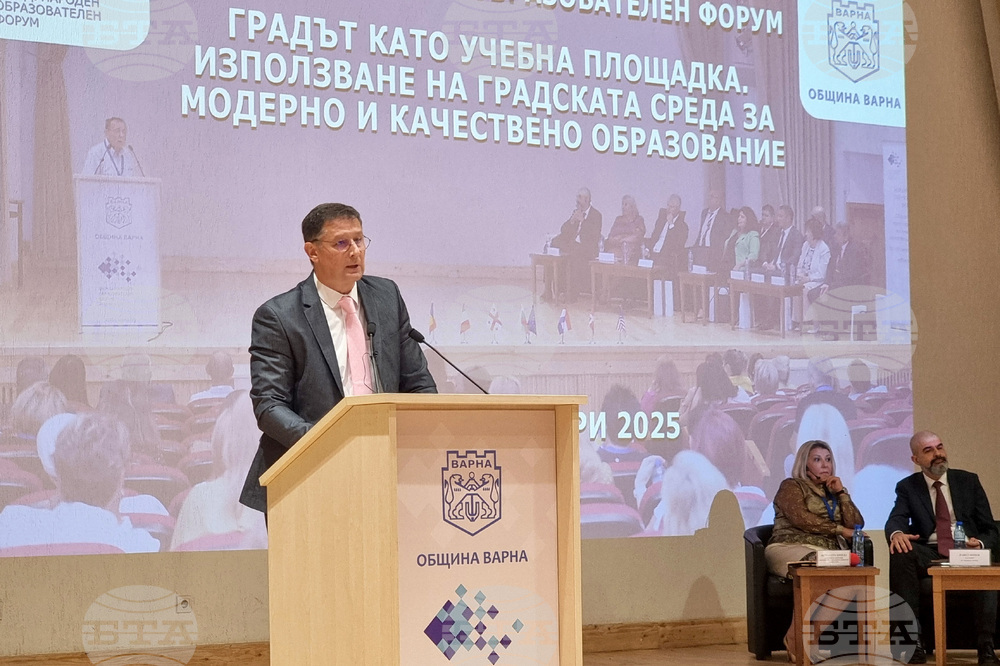 Трябва да мислим заедно с младите хора, а не вместо тях, призова ректорът на Икономическия университет във Варна проф. Евгени Станимиров