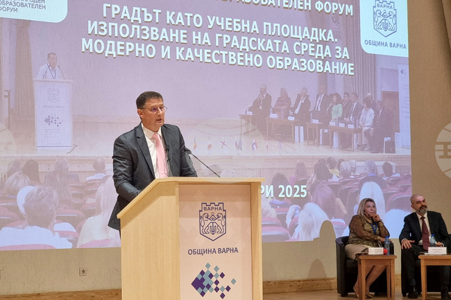 Трябва да мислим заедно с младите хора, а не вместо тях, призова ректорът на Икономическия университет във Варна проф. Евгени Станимиров