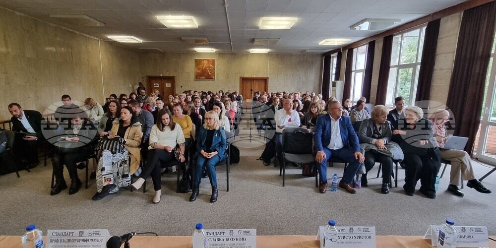 Добри практики в борбата с кибертормоза над деца се обсъждат на форум в Шумен 