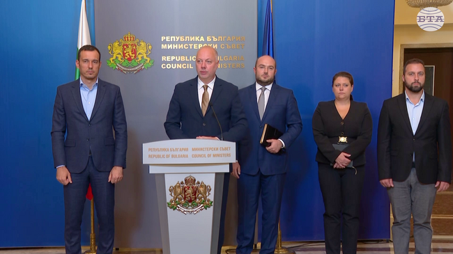 Предложихме на Столична община, ако бъде поискано, държавата да се намеси с техника за преодоляване на кризата с отпадъците, каза Росен Желязков