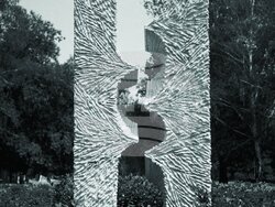 Изложба на Валентин Старчев в Националната галерия. На снимката: „Врата“, 2001, Парк „Заимов“, София. Снимка: Националната галерия