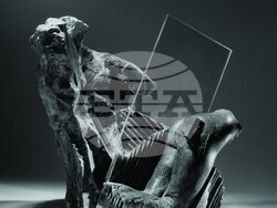 Изложба на Валентин Старчев в Националната галерия. На снимката: „През витрината“, 1990-тее, собственост на Стопанска камара. Снимка: Националната галерия