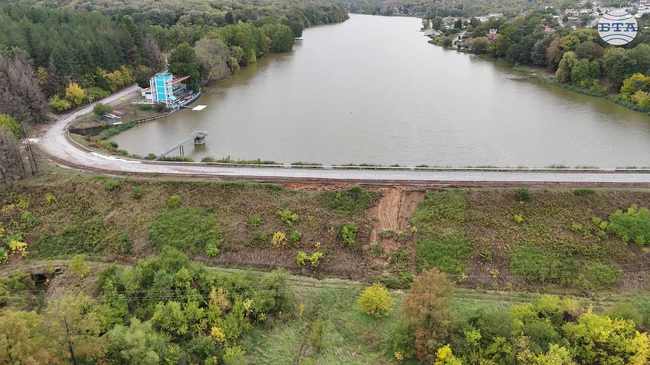 Повърхностно свлачище има на дигата на язовира край Николово, каза директорът на противопожарната служба в Русе