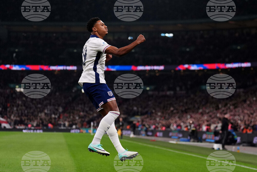 Оли Уоткинс отпадна от състава на Англия