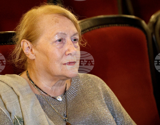 Искаме премиерата ни тази вечер в Благоевград – „Див разказ“, да бъде топъл и изигран с любов спектакъл, каза режисьорката Бина Харалампиева