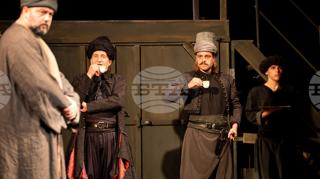 Актьорът трябва да дава максималното от себе си с любов, казва Хенри Ескелинен, номиниран за награда „Икар“ за дебют