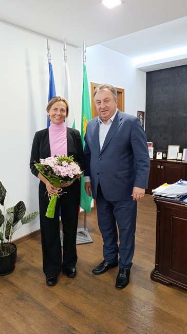 Община Шумен: Кметът покани директора на Чешкия културен център д-р Радка Рубилина да посети културните събития на Паметника „Създатели на българската държава“