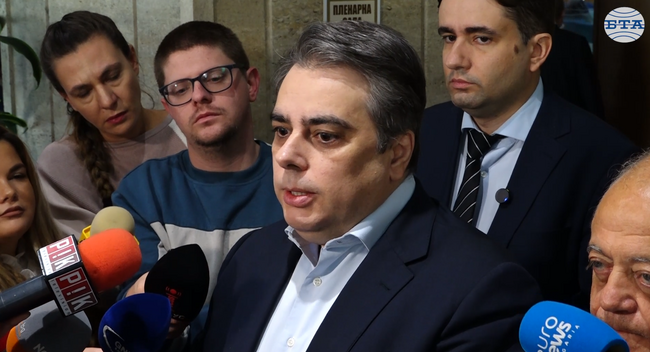 Събрахме подписи за оставката на председателя на КПК Антон Славчев, каза Асен Василев от ПП-ДБ