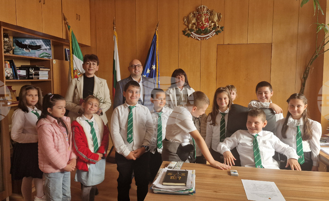 Община Разград отвори вратите си за ученици за празника на българската община