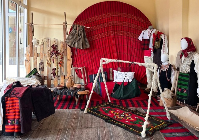 Читалище „Пробуда – 1931 г.“ в брезнишкото село Ноевци създаде кът, наречен „От раклата на баба“