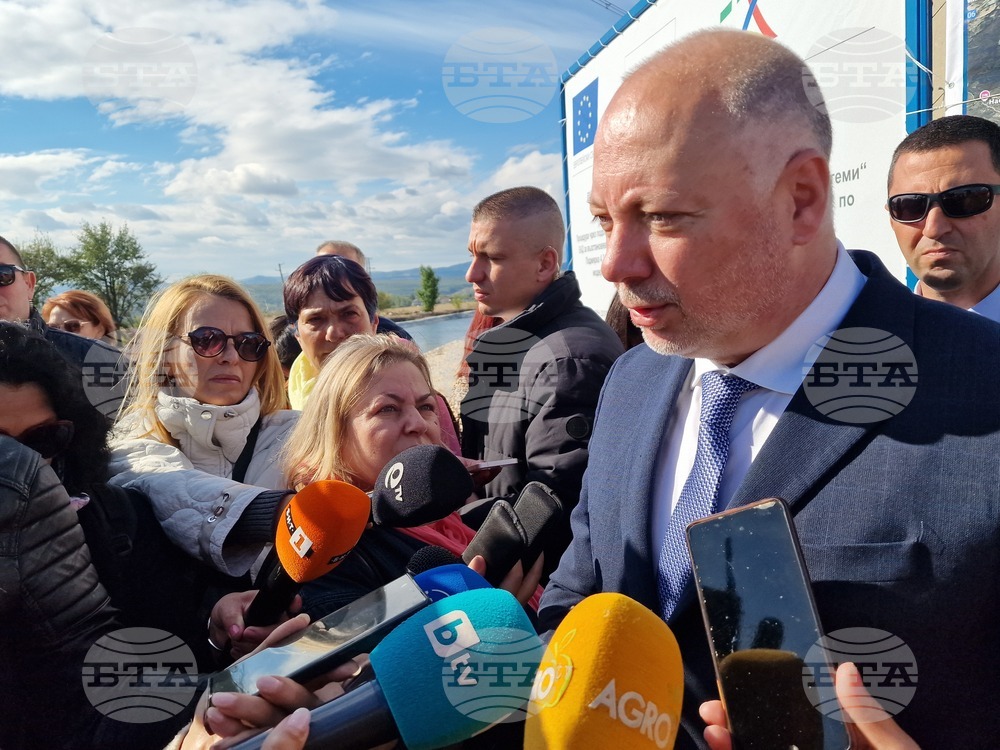 Няма на дневен ред оставка на който и да е министър от правителството, каза министър-председателят Росен Желязков