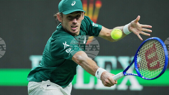 Алекс де Минор се класира за третия кръг на турнира по тенис от сериите "Мастърс" в Париж