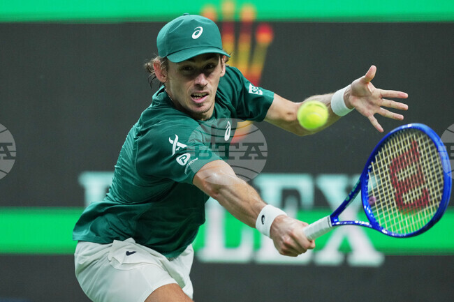 Алекс де Минор се класира за третия кръг на турнира по тенис от сериите "Мастърс" в Париж