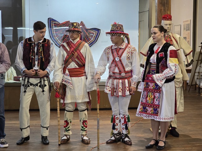 Уъркшоп на тема „Културен мост: Народно облекло и танци от Румъния“ се състоя в Историческия музей в Плевен