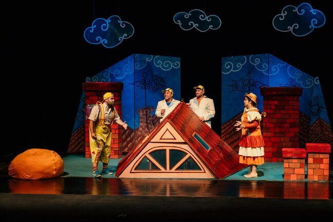 Детският спектакъл „Карлсон и Дребосъчето“ гостува в Драматичен театър „Никола Вапцаров“ – Благоевград на 18 ноември с две представления: 11:00 и 16:00 ч.