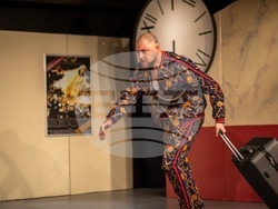 „Пак плаче, но този път от щастие“ в Сатирата, снимка – Сатиричент театър/ Борислав Ганчев