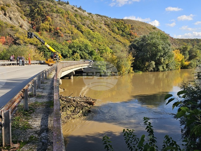 Река Янтра достигна 5 метра до русенското село Долна Студена, залети са земеделски площ, няма опасност за населението