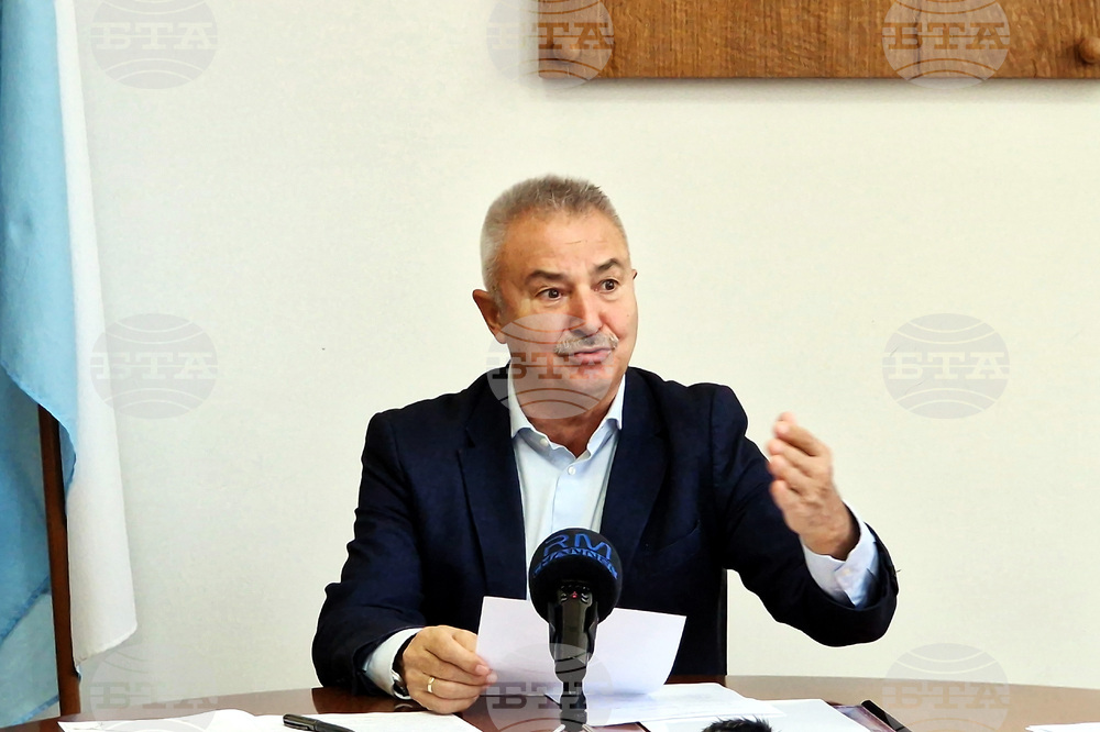 Община Монтана приключва втория етап по подмяната на уличното осветление в града, съобщи кметът Златко Живков