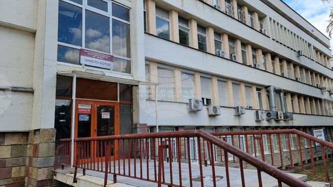 Медицински специалисти напускат болница „Христо Ботев“ Враца заради нова болница и това заплашва работата на отделения, съобщи директорът Кети Ценова 