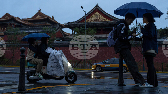Растежът на промишленото производство и продажбите на дребно в Китай се забавя през октомври, докато инвестициите намаляват