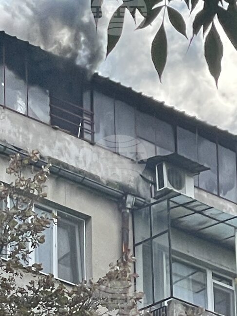 Пет пожарни гасиха апартамент в Пловдив, огънят обхвана и съседно жилище