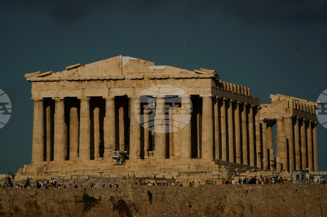 Младежите в Гърция ще получат пари от държавата за посещение на театри и музеи 