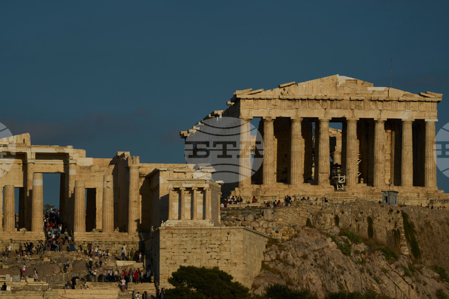 Гърция обяви нов пакет от мерки за подкрепа на гражданите; за всяко дете семействата ще получат по 150 евро 