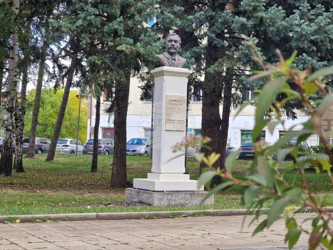 Нов бюст-паметник на Георги С. Раковски бе монтиран в центъра на Перник