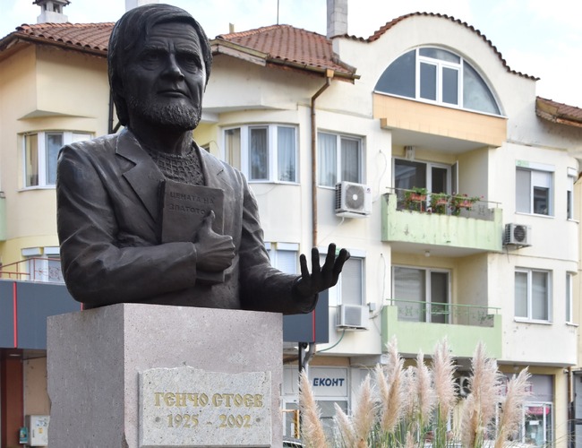 Паметник на писателя Генчо Стоев бе открит в Харманли