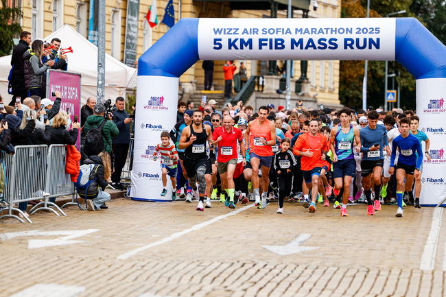 Почти 1200 души се включиха в масовия старт на 5 километра преди Софийския маратон в неделя