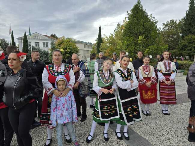 Фестивалът „Фолклорна омая“ събра танцьори от цялата страна в Нова Загора