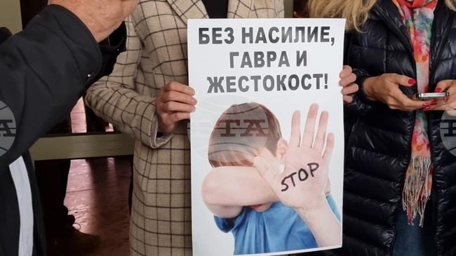 Протестиращи скандираха "Оставка!" пред сградата на Община Поморие