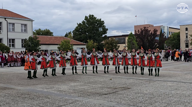 Фестивалът „Фолклорна омая“ събра танцьори от цялата страна в Нова Загора