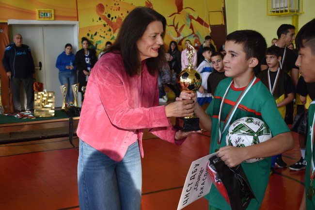 Община Разград: Председателят на Общинския съвет Галина Георгиева връчи част от наградите на призьорите от 29-ия Благотворителен турнир по футбол за деца от социални услуги
