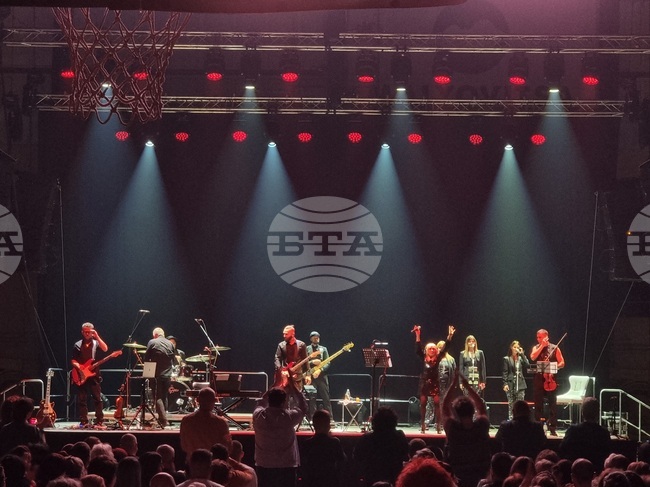 Лили Иванова изпълни емблематични свои песни пред публиката на Перник 