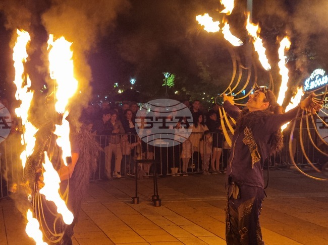 Огнени спектакли озариха центъра на Ямбол за втора вечер с уличния фестивал 6Fest