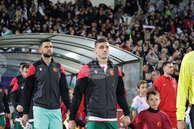 Националният селекционер Александър Димитров и капитанът Кирил Десподов дадоха своя вот за анкетата на ФИФА