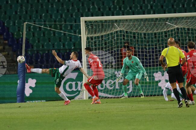 Димитър Митов не допусна гол при победа на Абърдийн