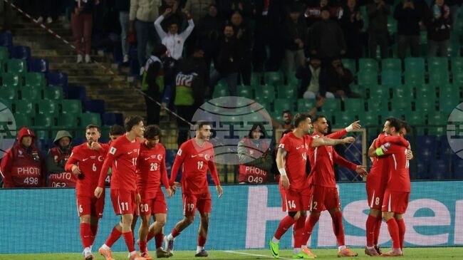 Арда Гюлер и Салих Йозджан трябва да се присъединят днес към лагера на Турция, Ерен Елмалъ е отстранен от националния отбор заради залози