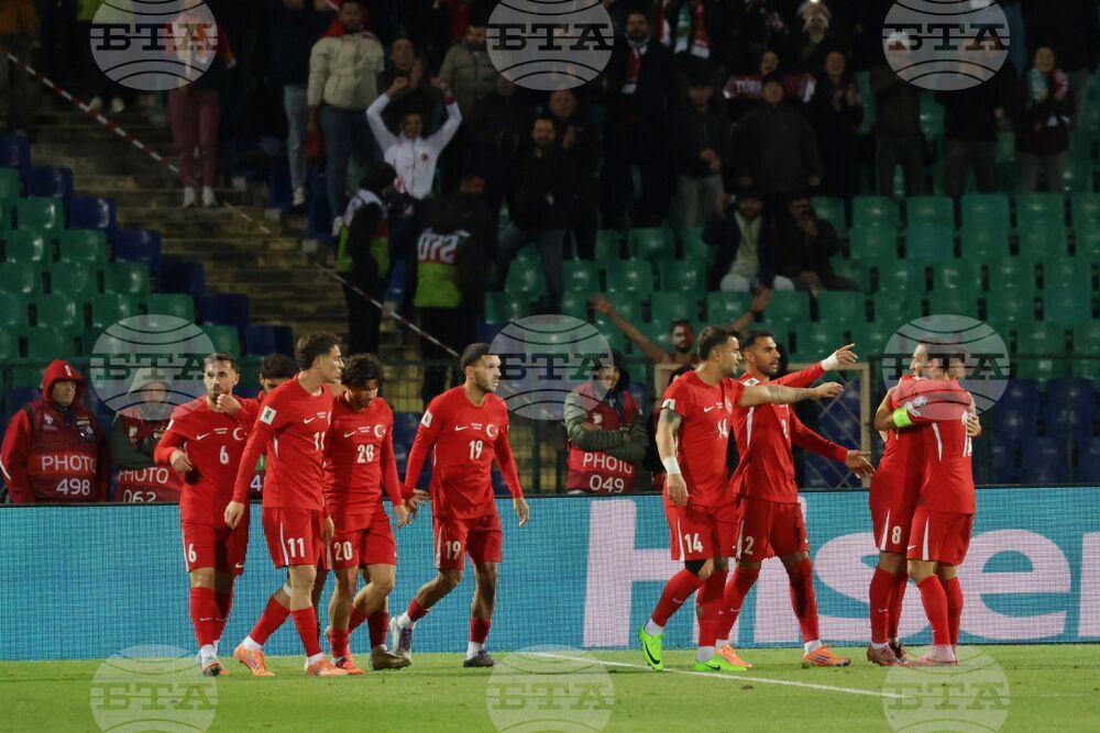 Арда Гюлер и Салих Йозджан трябва да се присъединят днес към лагера на Турция, Ерен Елмалъ е отстранен от националния отбор заради залози