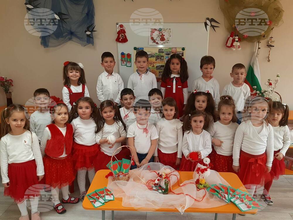 Старозагорски деца изработиха букет от цветя за Баба Марта