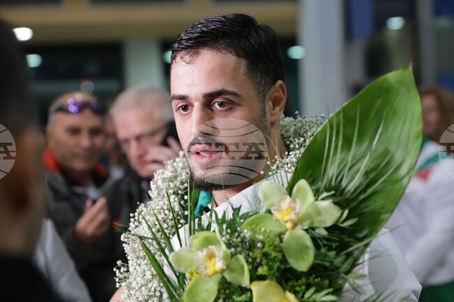 Световният шампион във вдигането на тежести Карлос Насар бе посрещнат като герой при прибирането си в България